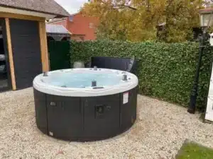 ronde jacuzzi python in een tuin