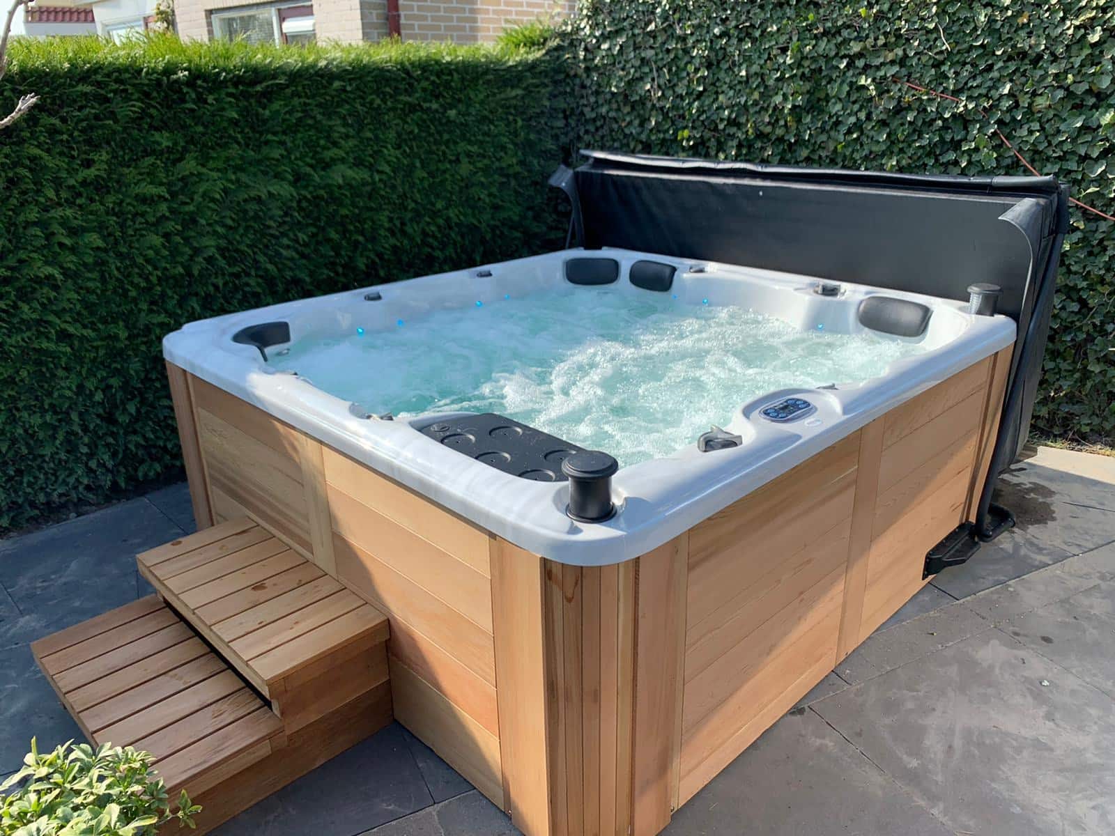 sunspa jacuzzi met houten opstapje