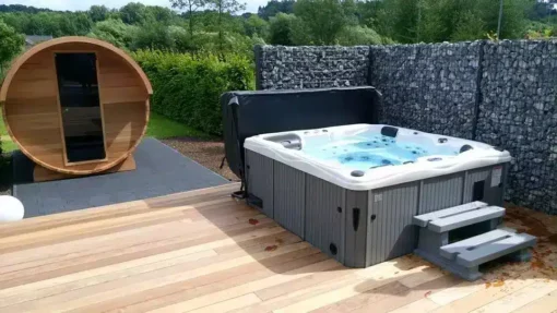 wellness tuin met jacuzzi en barrelsauna van sunspa benelux