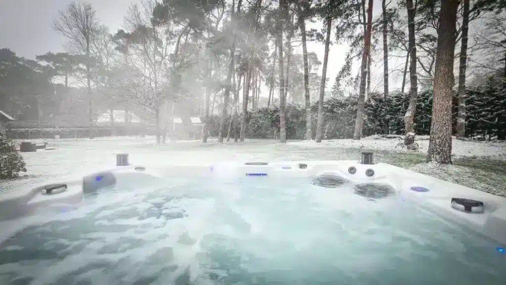 jacuzzi van sunspa in de sneeuw