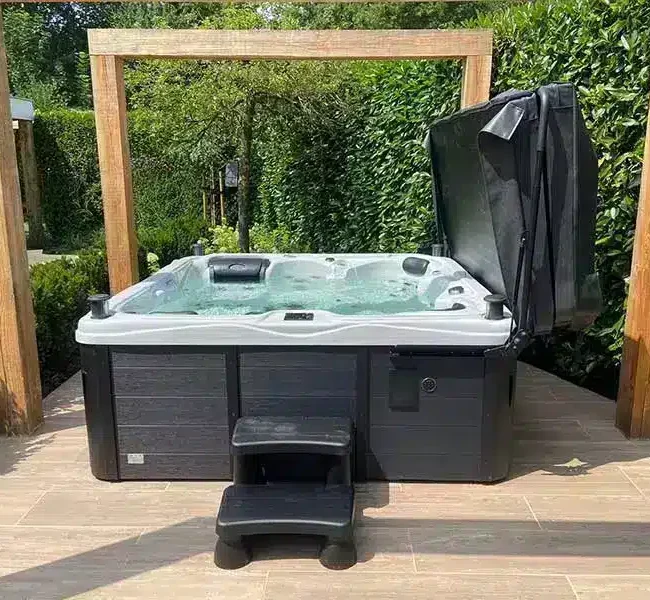 zwarte jacuzzi met opstapje en coverhoes