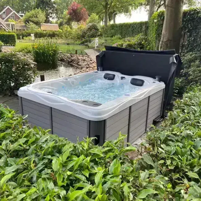 jacuzzi in tuin met coverhoes