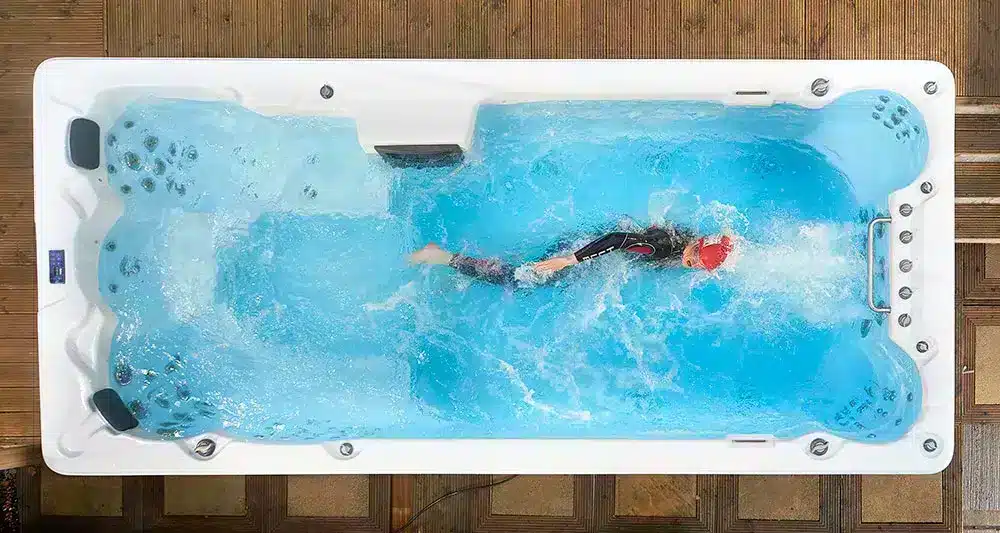sfeerfoto zwemmer in een zwemspa