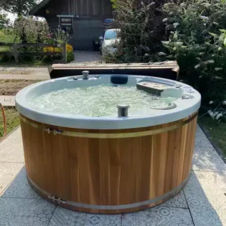 jacuzzi python in tuin