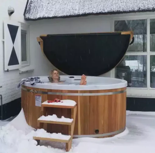 ronde jacuzzi pyhton in de sneeuw