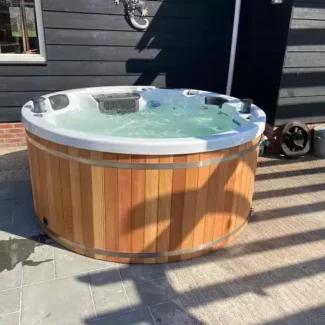 jacuzzi python in tuin