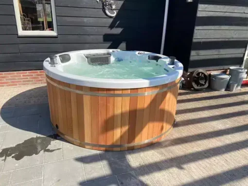 jacuzzi python in tuin