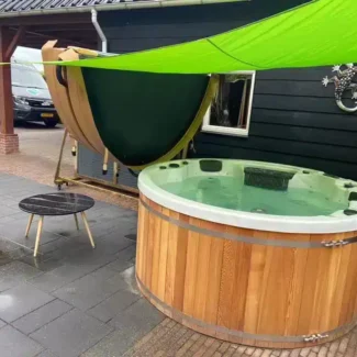 jacuzzi python in tuin