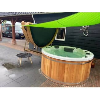 jacuzzi python in tuin