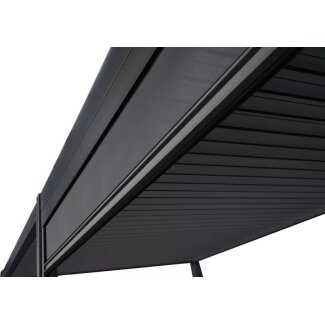 zwarte terrasoverkapping met een pull down zijscherm