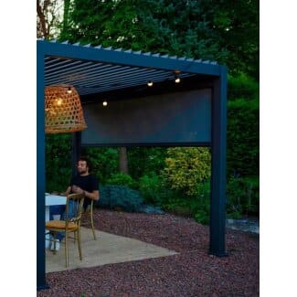 zwarte terrasoverkapping met een pull down zijscherm
