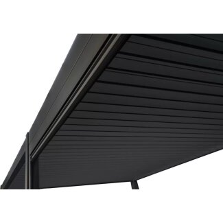 zwarte terrasoverkapping met een pull down zijscherm