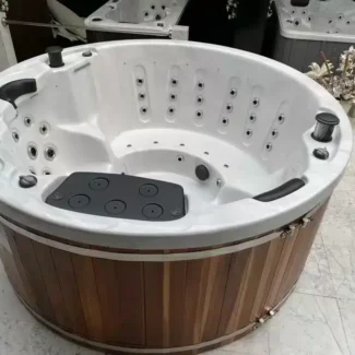 ronde jacuzzi in een showroom