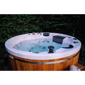 Ronde jacuzzi in de tuin