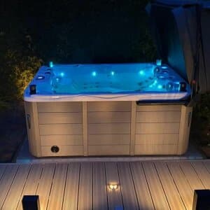 jacuzzi dans le jardin avec éclairage LED