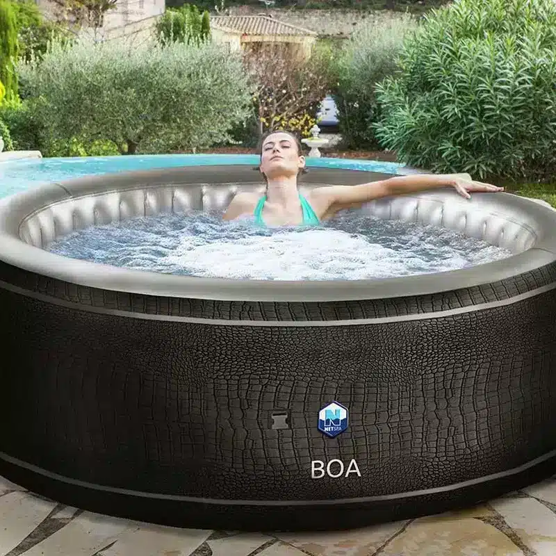 opblaasbare jacuzzi van Netspa met een vrouw erin