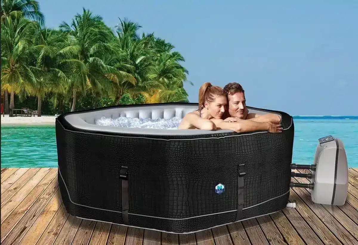 opblaasbare jacuzzi met personen erin