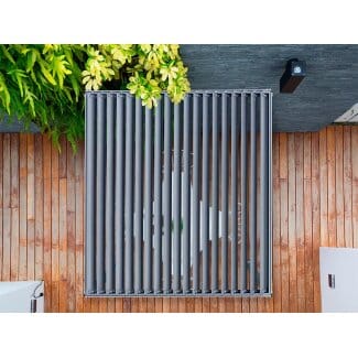 bovenkant van een zwarte terrasoverkapping in een tuin