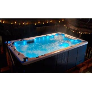 zwemspa mississippi vanaf de zijkant in een tuin met ledverlichting aan