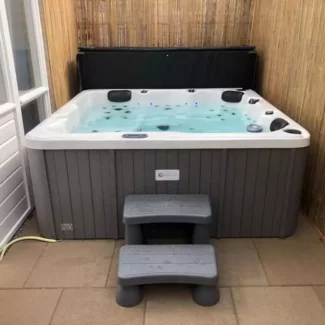 een goldline jacuzzi met trapje