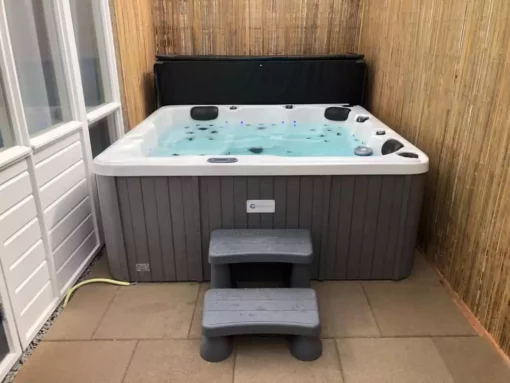 een goldline jacuzzi met trapje