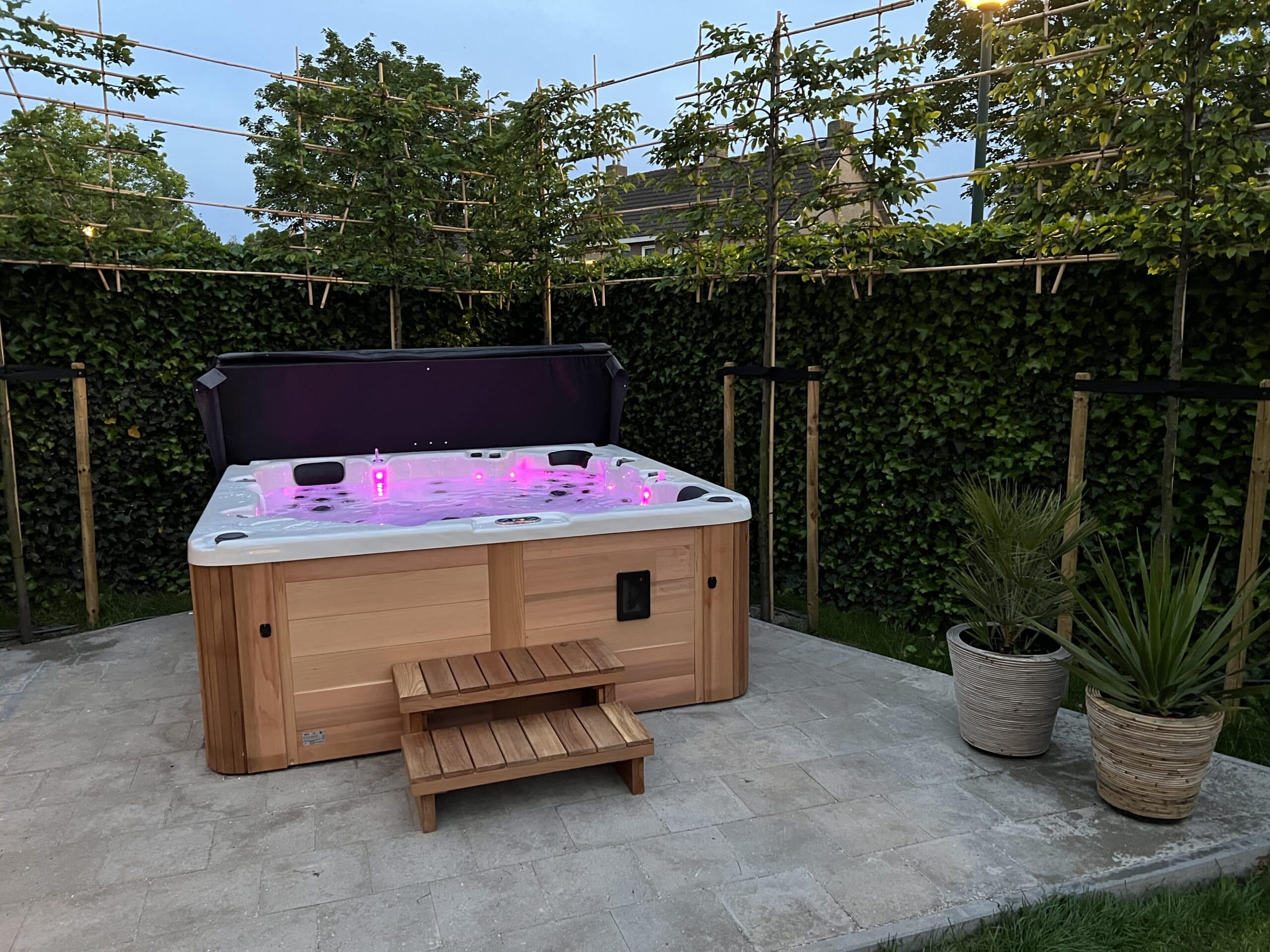 jacuzzi met led verlichting in tuin