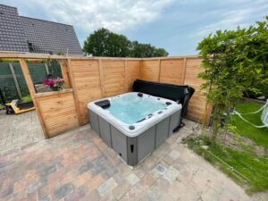 Jacuzzi in tuin voor blog zwangerschap voordelen