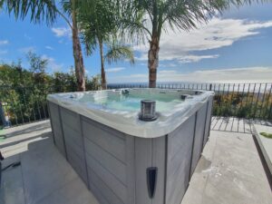 jacuzzi met palmboom op achtergrond