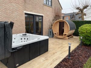 Barrelsauna en jacuzzi in tuin